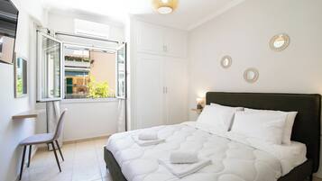 Une chambre à coucher avec un lit, une chaise, une fenêtre et une armoire.