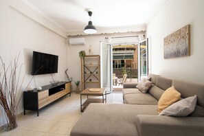 Departamento Confort | Área de sala de estar | Televisión de pantalla plana 