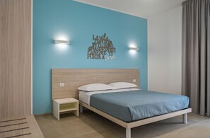 1 Schlafzimmer, hochwertige Bettwaren, Daunenbettdecken, Schreibtisch