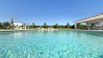 Außenpool, Sonnenschirme, Liegestühle