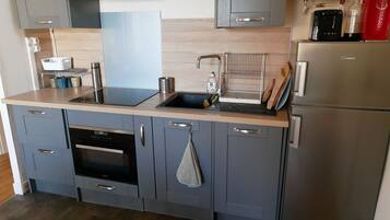 Een koelkast, een microgolfoven, een kookplaat, een vaatwasser