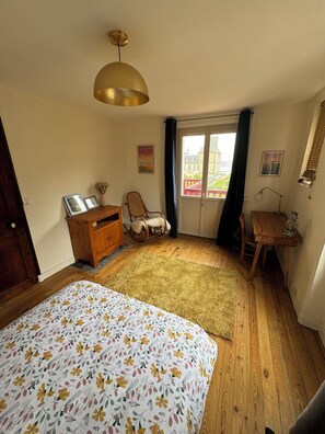 2 bedrooms, desk, iron/ironing board, WiFi