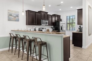 Fridge, microwave, oven, stovetop - Myrtlewood at Champions Gate - Heated Spa - Water Parks - Games room (Four Corners)