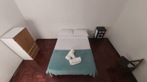 2 habitaciones, escritorio, tabla de planchar con plancha y wifi 