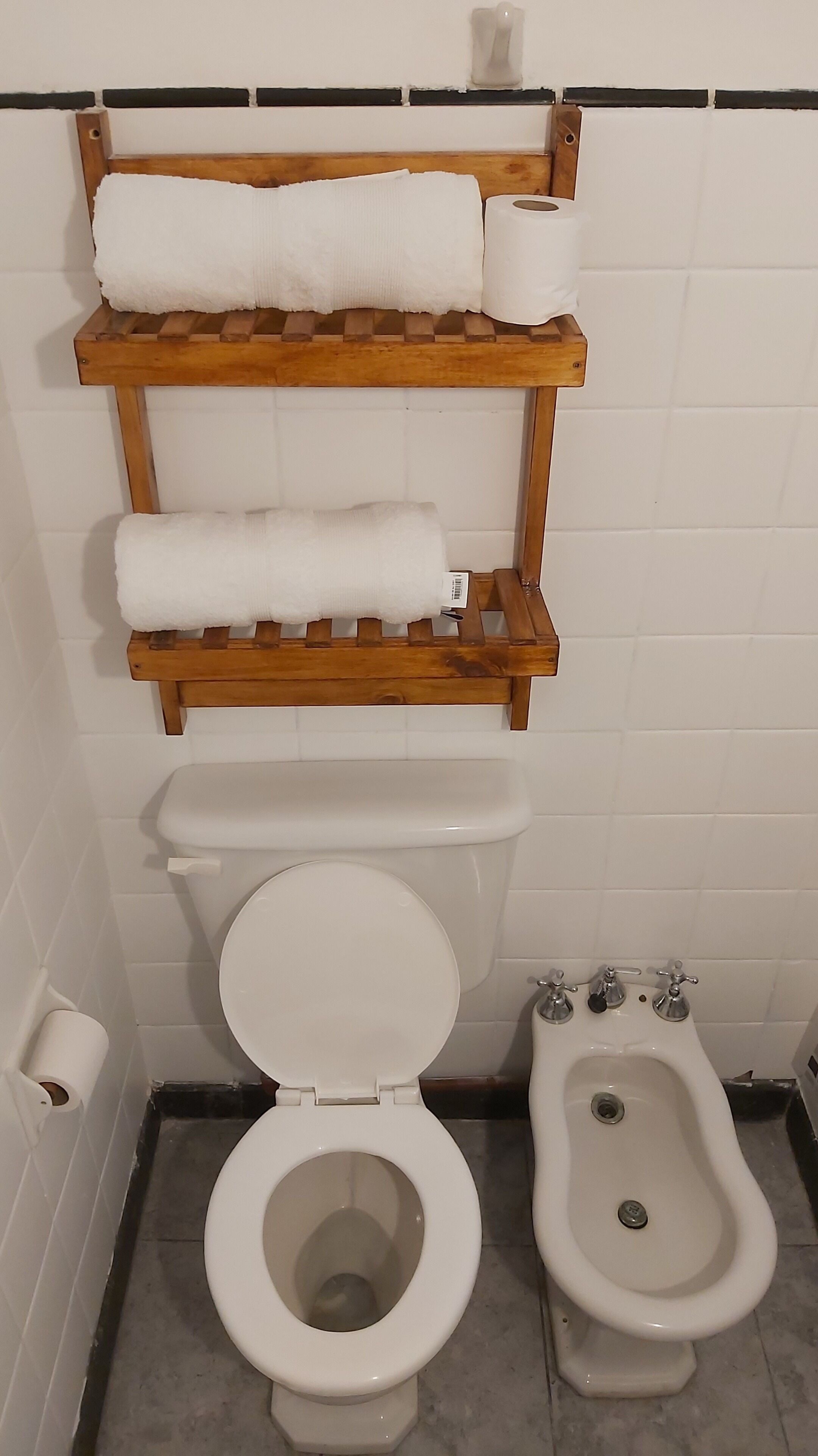 Hårtork, bidé, handdukar och tvål