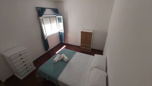 2 habitaciones, escritorio, tabla de planchar con plancha y wifi 