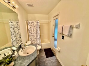 Secador de pelo, toallas