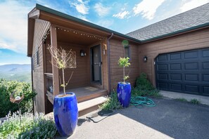 Exterior detail - Best view! Infinity Swing, Spa, Decks, Big Kitchen, 3,100 Sq Ft, A/C, Ping Pong (Bailey)