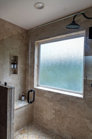 Shower, hair dryer, towels, soap - Best view! Infinity Swing, Spa, Decks, Big Kitchen, 3,100 Sq Ft, A/C, Ping Pong (Bailey)