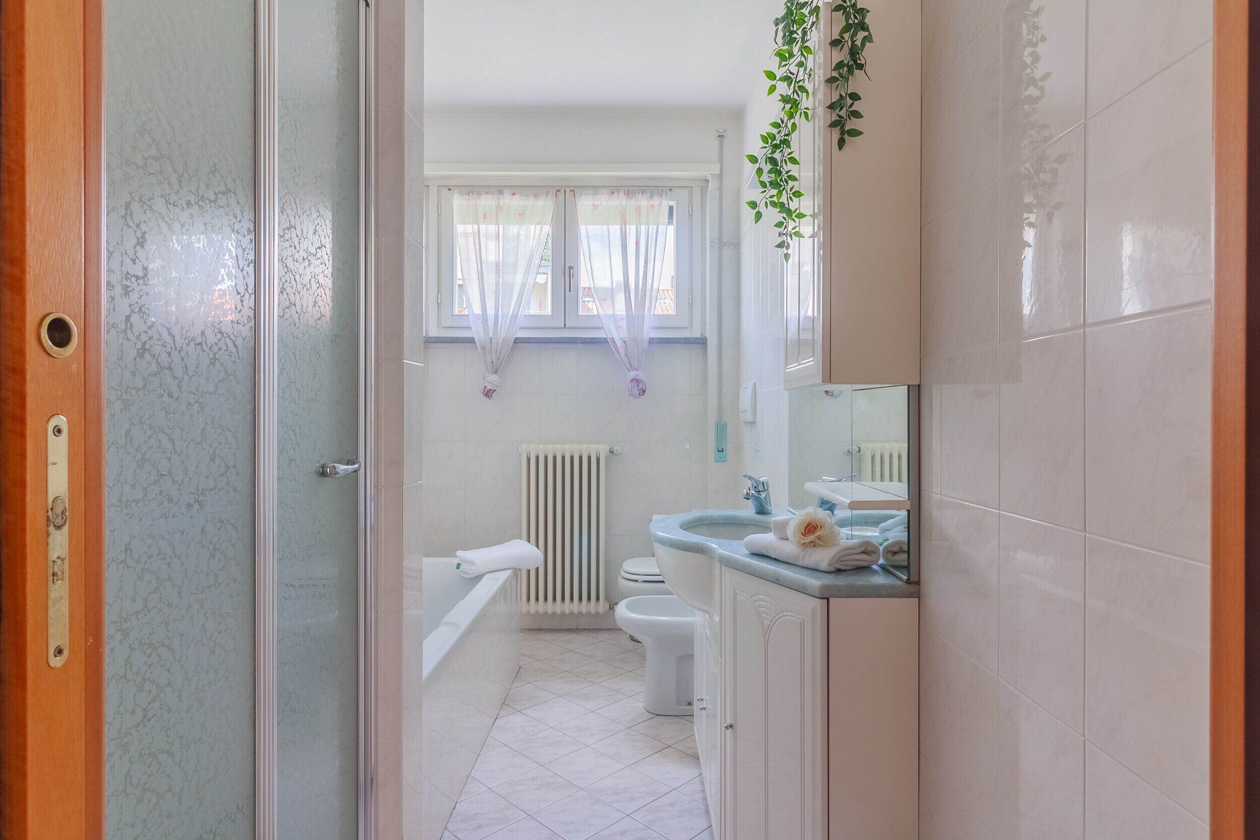 Sèche-cheveux, bidet, serviettes fournies