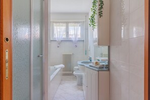 Secadora de cabello, bidet, toallas 