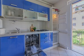 Een koelkast, een magnetron, een oven, een vaatwasser