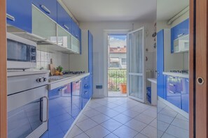 Een koelkast, een magnetron, een oven, een vaatwasser