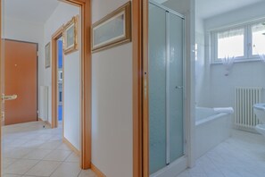 Secadora de cabello, bidet, toallas 