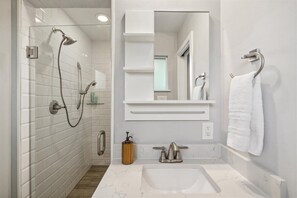 Shower, hair dryer, shampoo - Charming Outdoor Retreat in Austin (Austin)