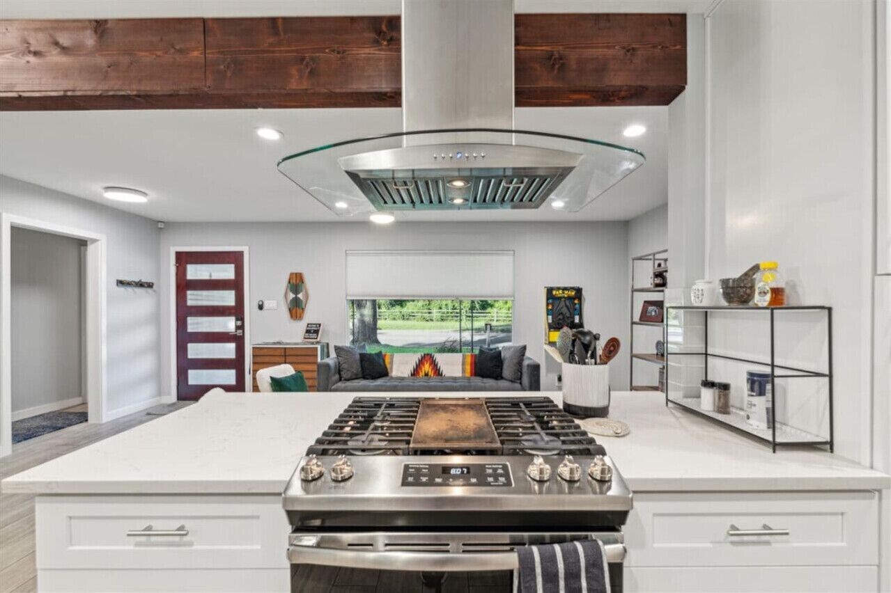 Kylskåp, mikrovågsugn, ugn och spishäll