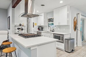 Køleskab, mikrobølgeovn, ovn, kogeplade