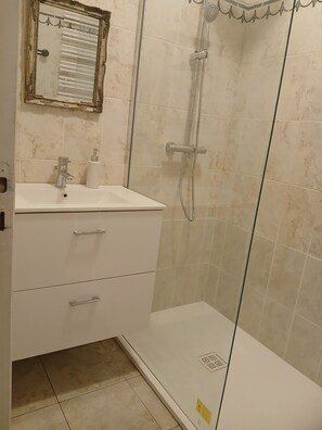 Amenidades de baño gratuitas, secadora de cabello, toallas, jabón 