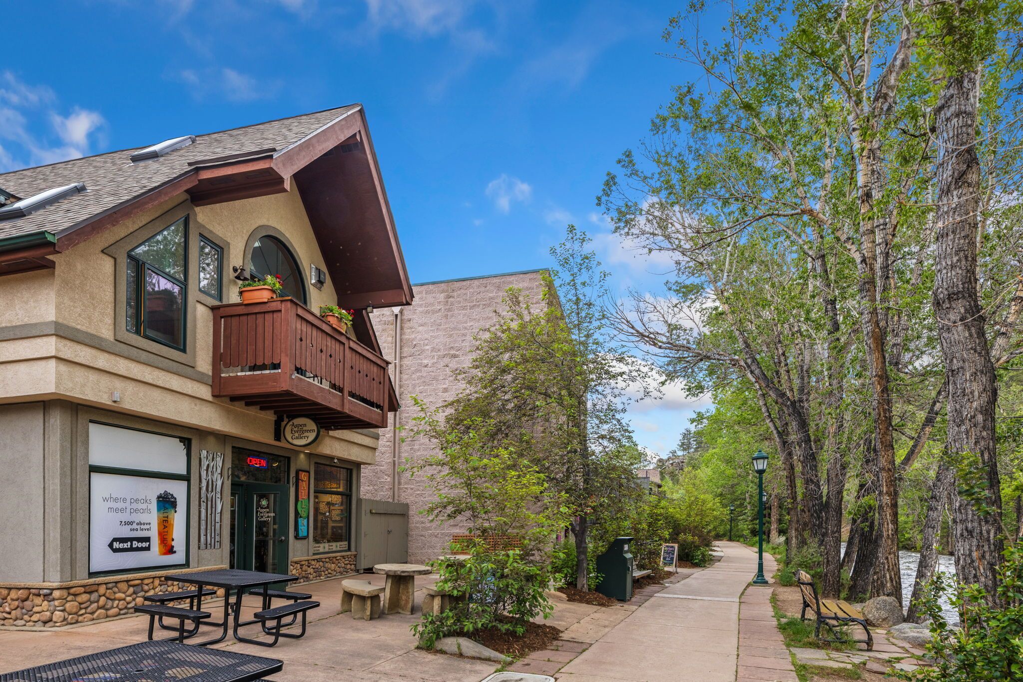 Riverside Loft Retreat in Downtown Estes Park
