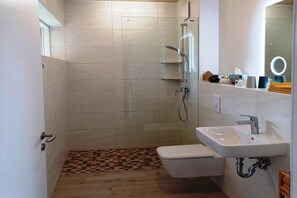 Douche, sèche-cheveux, serviettes fournies