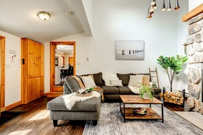 Smart TV, fireplace, offices - Maison du lac, 5BR avec plage de sable, SPA et feu (Sainte-Lucie-des-Laurentides)