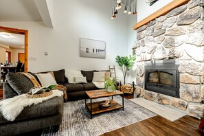 Smart TV, fireplace, offices - Maison du lac, 5BR avec plage de sable, SPA et feu (Sainte-Lucie-des-Laurentides)