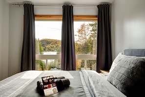 5 bedrooms, desk, free WiFi, bed sheets - Maison du lac, 5BR avec plage de sable, SPA et feu (Sainte-Lucie-des-Laurentides)