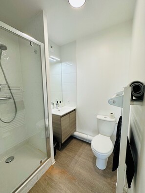 Serviettes fournies, savon, shampoing, papier toilette