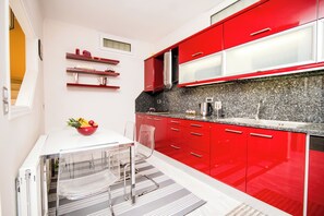 Deluxe House, Garden View | Private kitchen