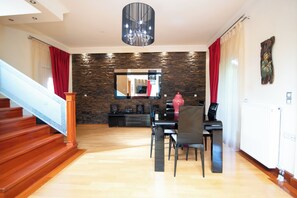 In-room dining - Le Chateaux by Corfuescapes (Corfu)