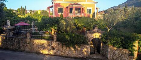 Façana frontal de l'allotjament