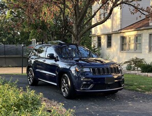 Property grounds - Cozy Garden Unit 1st flr with private entrance and Turo vehicle available.  (Hickory Hills)