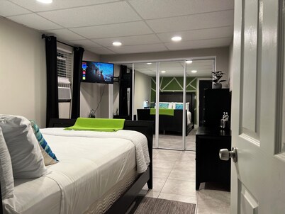 Cozy Garden Unit 1st flr with private entrance and Turo vehicle available. 