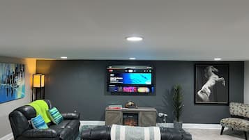 Smart TV, chimenea, monitor de computadora