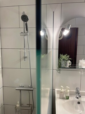 Dusche, Haartrockner, Handtücher, Seife