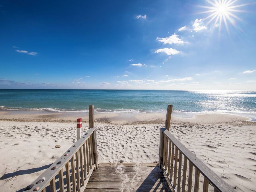 En la playa y playa de arena blanca