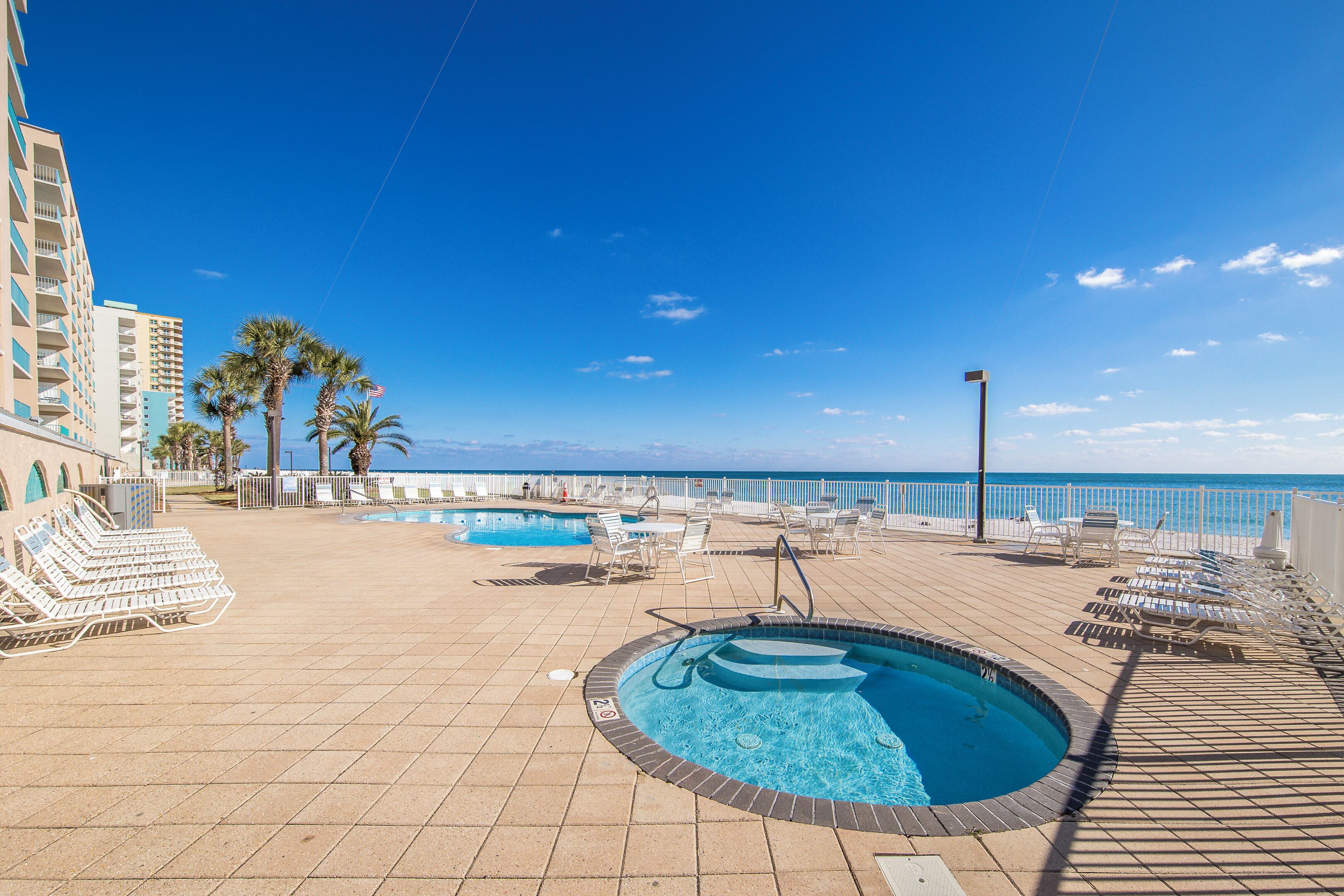 2 つの屋外プール