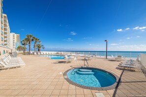 2 座室外游泳池