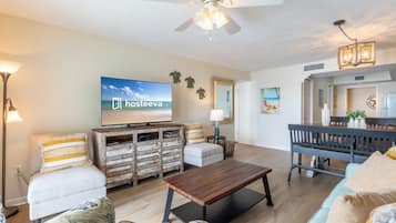 Apartamento ejecutivo, 3 habitaciones, balcón, vistas a la playa | Sala de estar