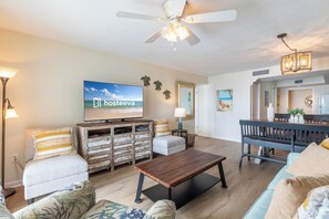Condo exécutif, 3 chambres, balcon, vue sur la plage | Salle de séjour