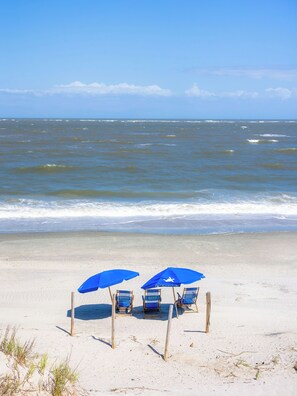 On the beach - Ocean Club, Gated Community, Oceanfront Pool and Hot Tub access (Isle Of Palms)