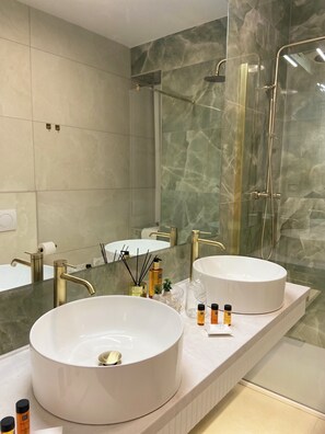 Habitación Deluxe doble, vistas parciales al mar | Baño | Zapatillas