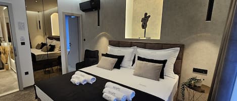 Chambre Double Deluxe, vue ville | Coffres-forts dans les chambres, rideaux occultants