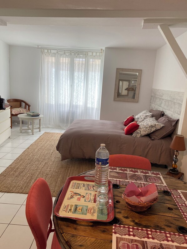 1 makuuhuone, silitysrauta/-lauta, vuodevaatteet