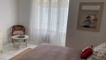 1 dormitori, planxa i posts de planxar i roba de llit