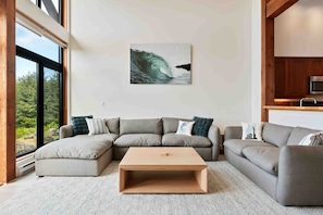 Smart TV, chimenea y libros