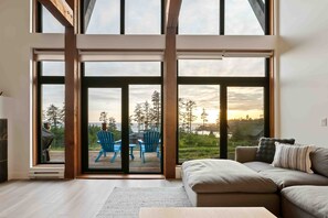 Smart-TV, Kamin, Bücher