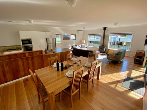 Town Hideaway- Spacious house by the river and town centre. Couples and groups.