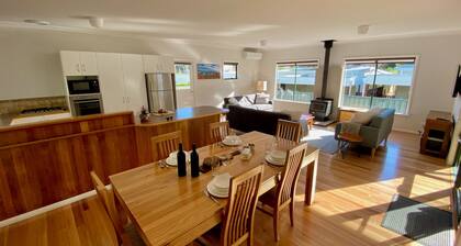 Town Hideaway- Spacious house by the river and town centre. Couples and groups.