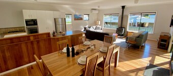 Town Hideaway- Spacious house by the river and town centre. Couples and groups.